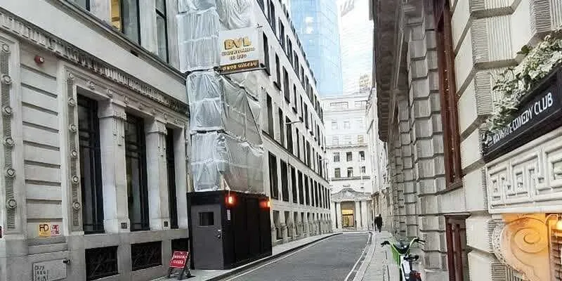 大楼的入口和正面。