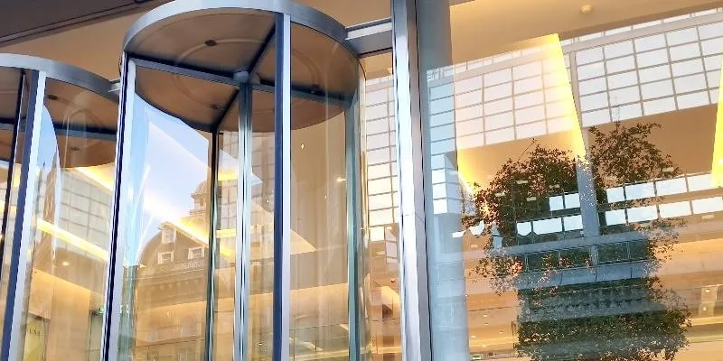 大楼的入口和正面。