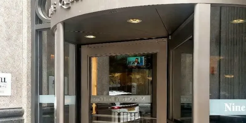 大楼的入口和正面。