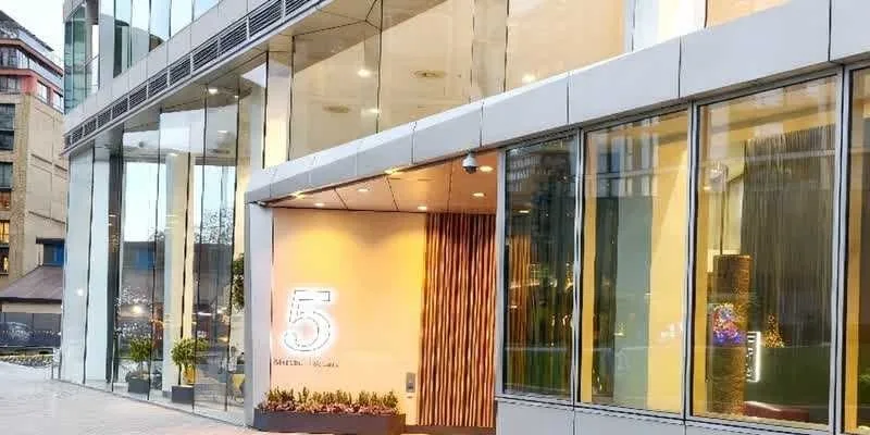 大楼的入口和正面。