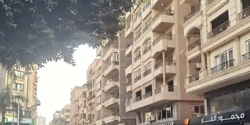 大楼的入口和正面。