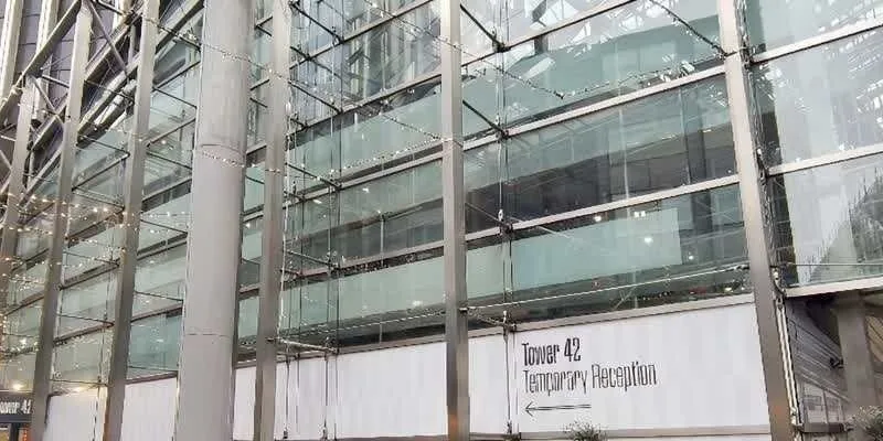 大楼的入口和正面。