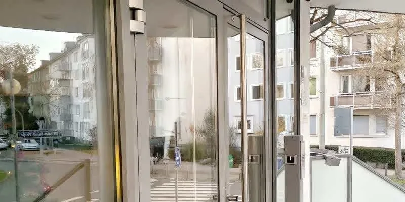 大楼的入口和正面。