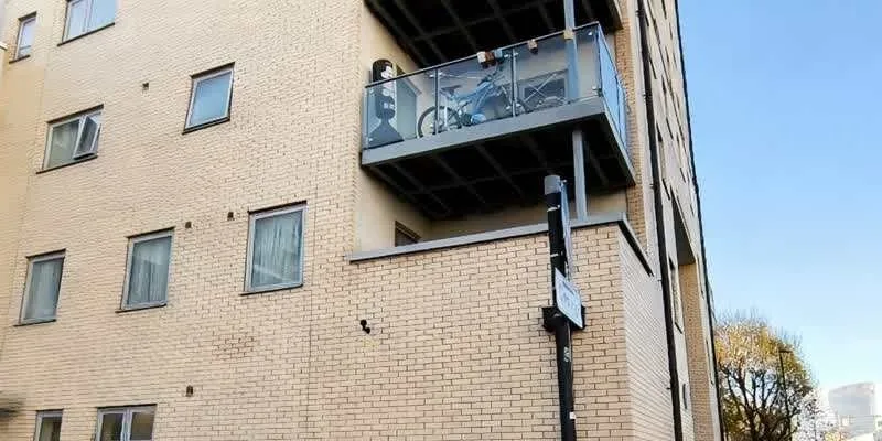 大楼的入口和正面。