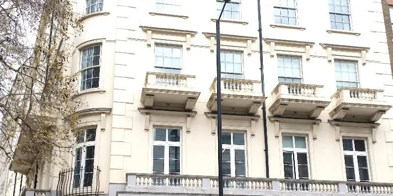 大楼的入口和正面。