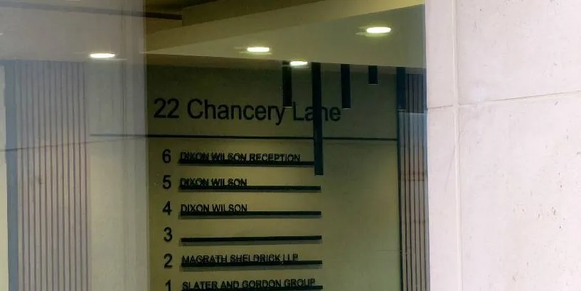 透过玻璃看到的 22 Chancery Lane 内的租户板，上面没有 Bitradeindex。