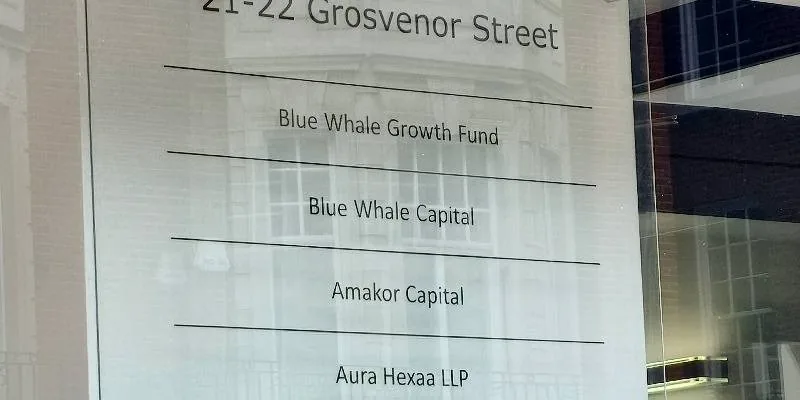 大楼的入口和正面。