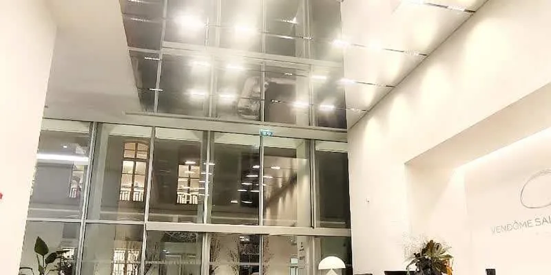 大楼内部。