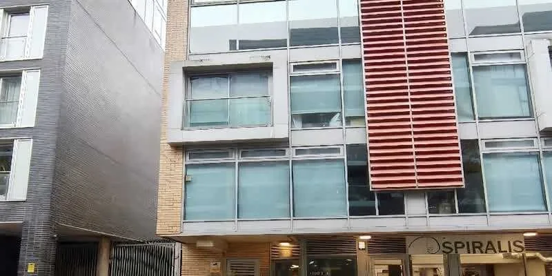 大楼的入口和正面。