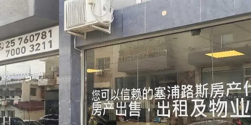 大楼的入口和正面。