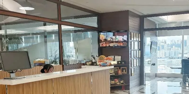 大楼的入口和正面。