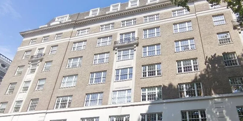 梅费尔的 20 Berkeley Square。