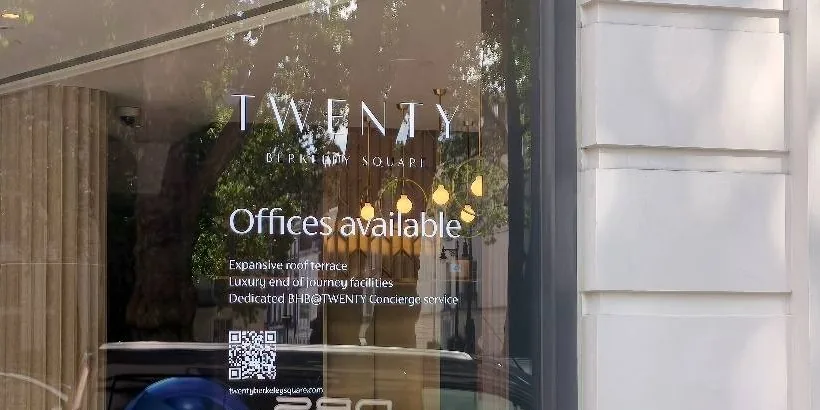 20 Berkeley Square 的窗户，正在为楼内的空置办公室招租。