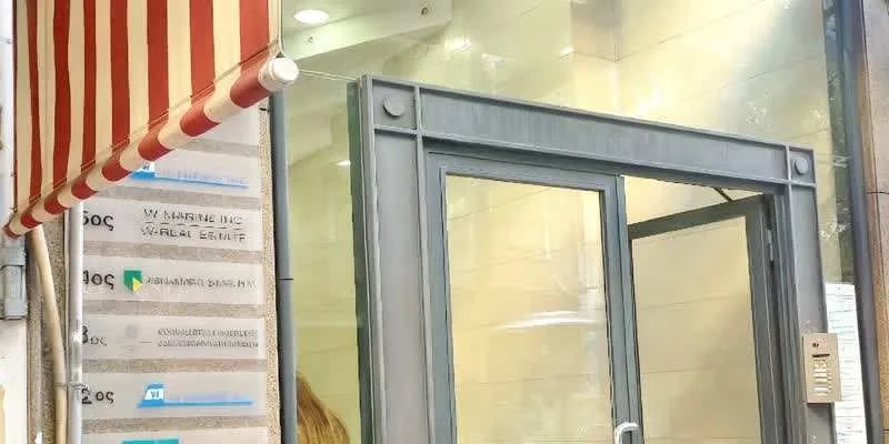 大楼的入口和正面。