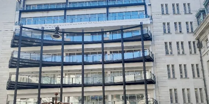 大楼的入口和正面。
