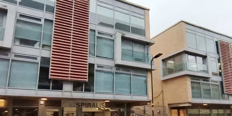 大楼的入口和正面。