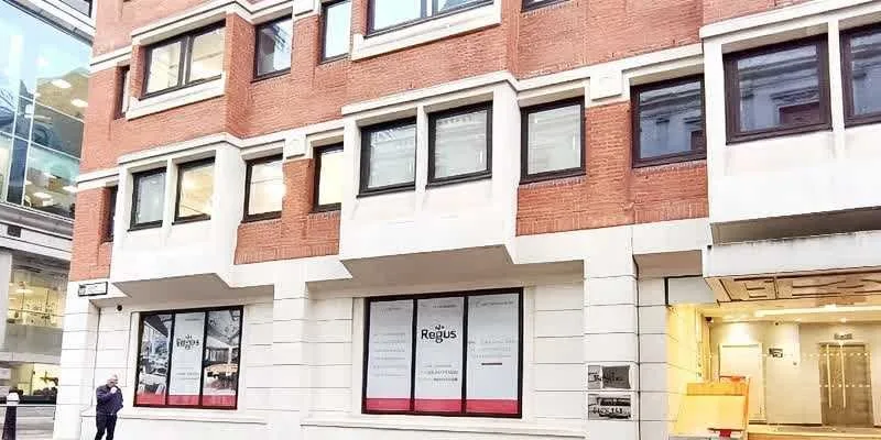 大楼的入口和正面。