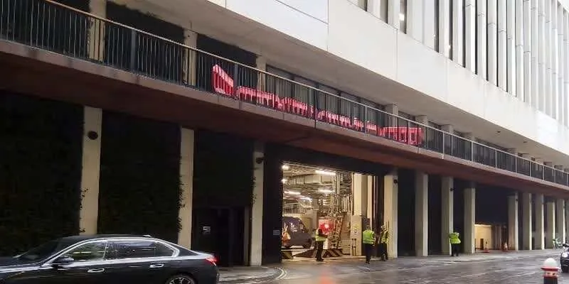 大楼的入口和正面。