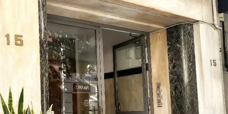大楼的入口和正面。