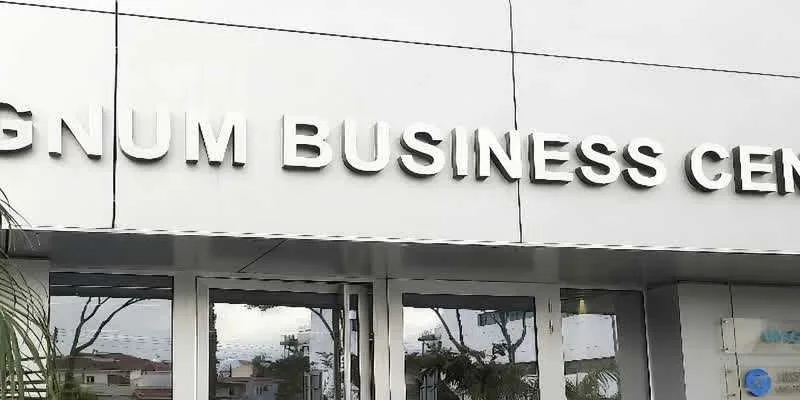 大楼的入口和正面。
