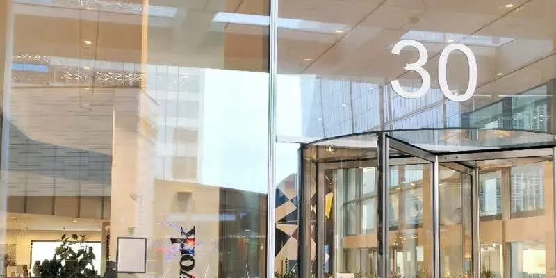 大楼的入口和正面。