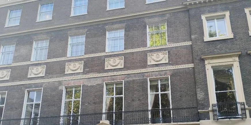 从街上看 Portman Square 上的大楼。