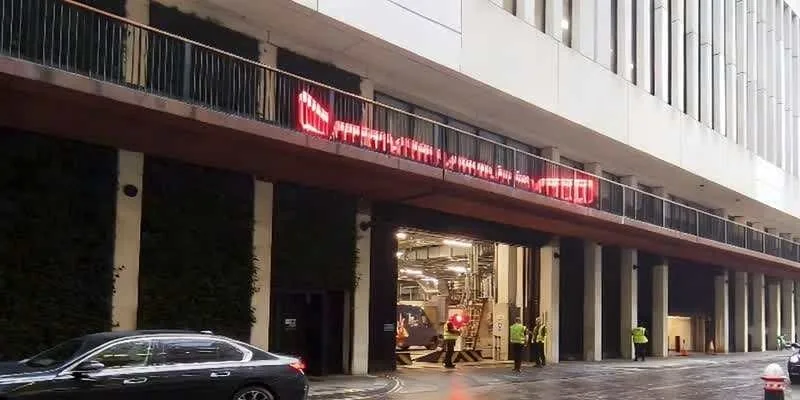 大楼的入口和正面。
