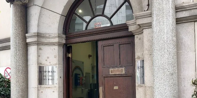 大楼的入口和正面。