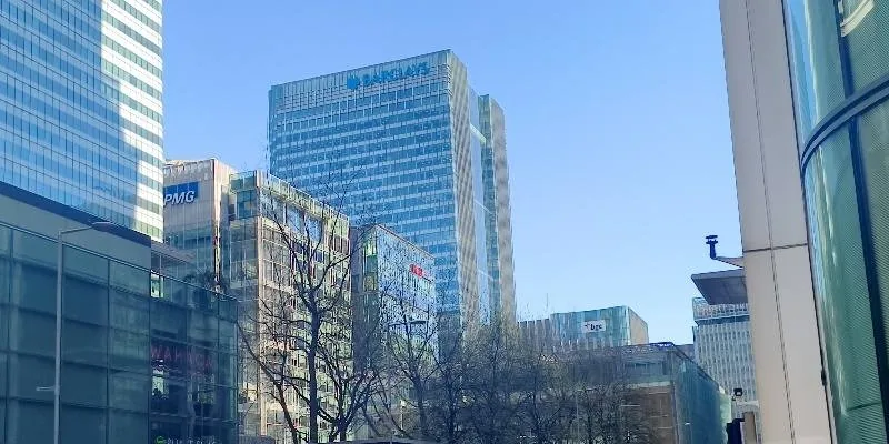 大楼的入口和正面。