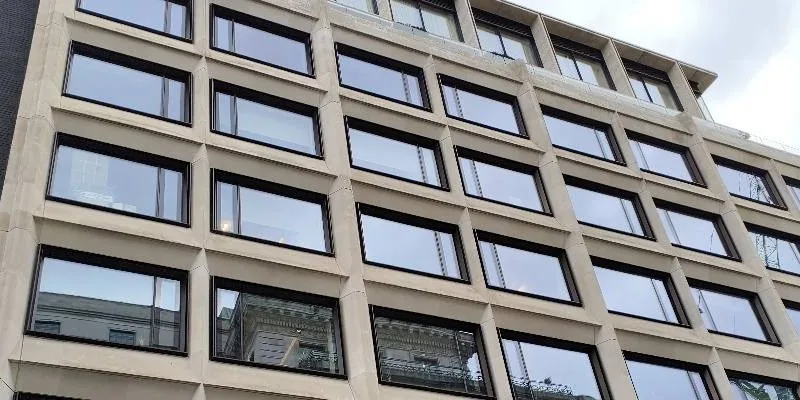大楼的入口和正面。