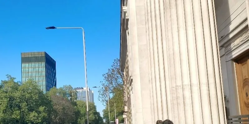 大楼的入口和正面。