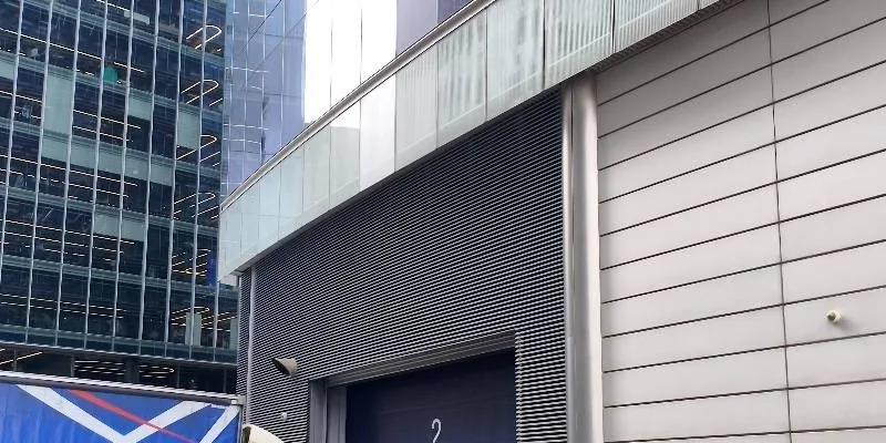 大楼的入口和正面。