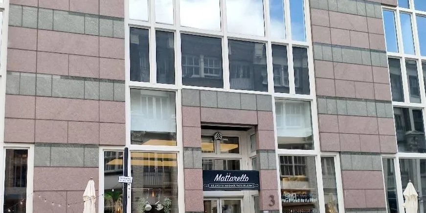 3 Middlesex Street 的门面，是一家餐厅。