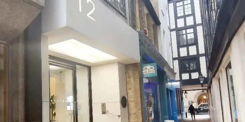大楼的入口和正面。