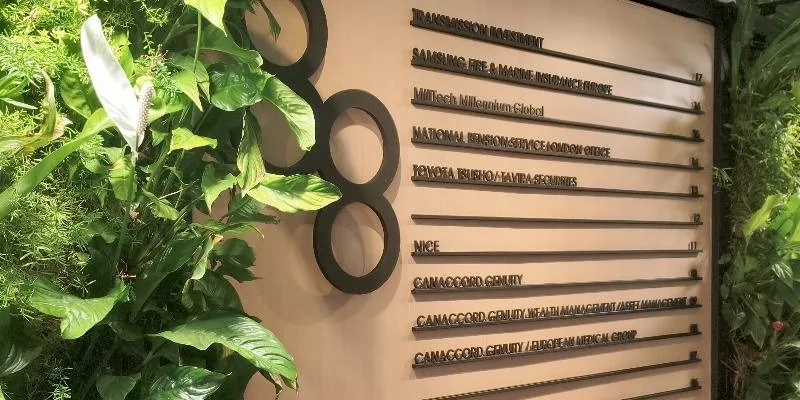 大楼的入口和正面。