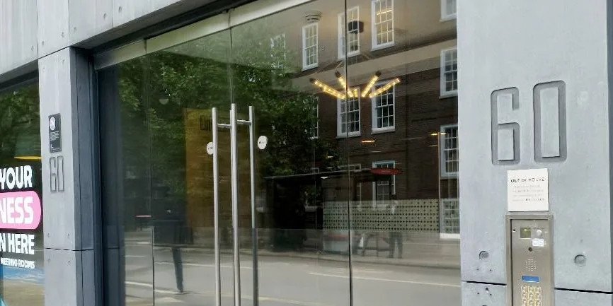 60 Gray's Inn Road 的入口。