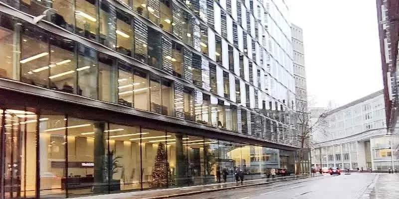 大楼的入口和正面。