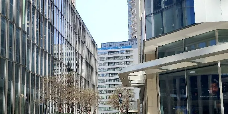 大楼的入口和正面。