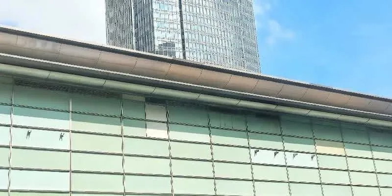 大楼的入口和正面。