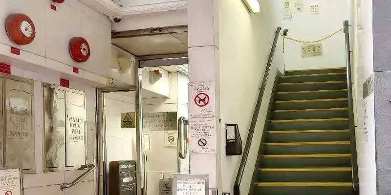 大楼内部。