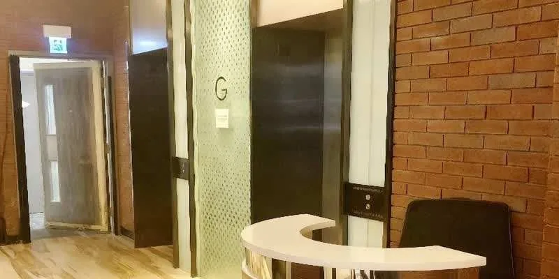 大楼的入口和正面。