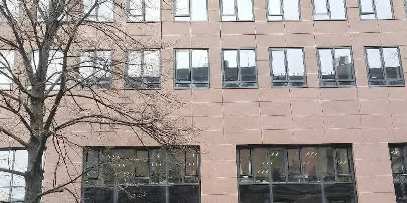大楼的入口和正面。