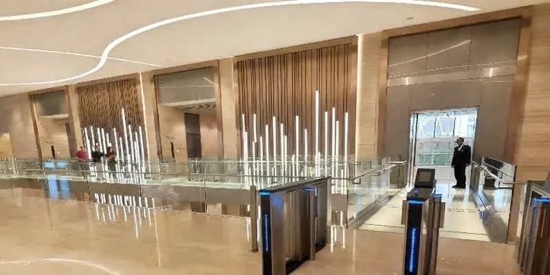 大楼的入口和正面。