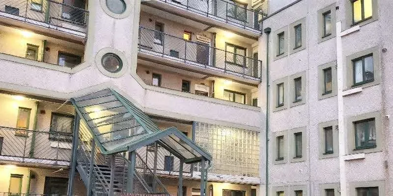 大楼的入口和正面。