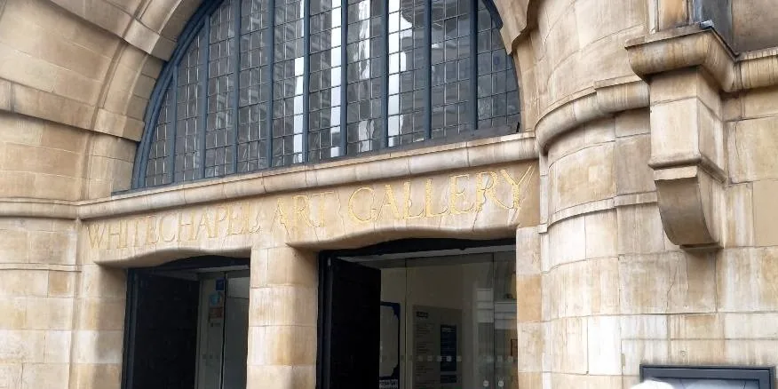 82 Whitechapel High Street 大楼的入口。