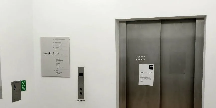 地址所指楼层的电梯厅和楼层告示,没有 TradefxProfit 的标识。