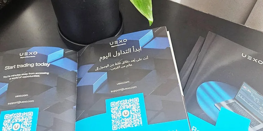 办公室内陈列的带 UEXO 品牌标识的印刷品。
