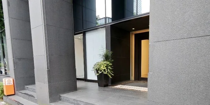 大楼的入口和正面。