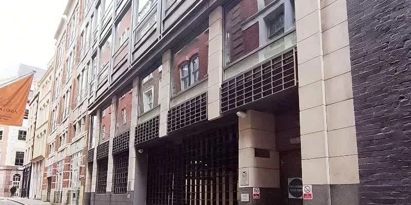 大楼的入口和正面。