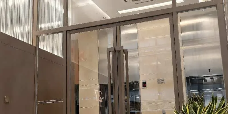 大楼的入口和正面。